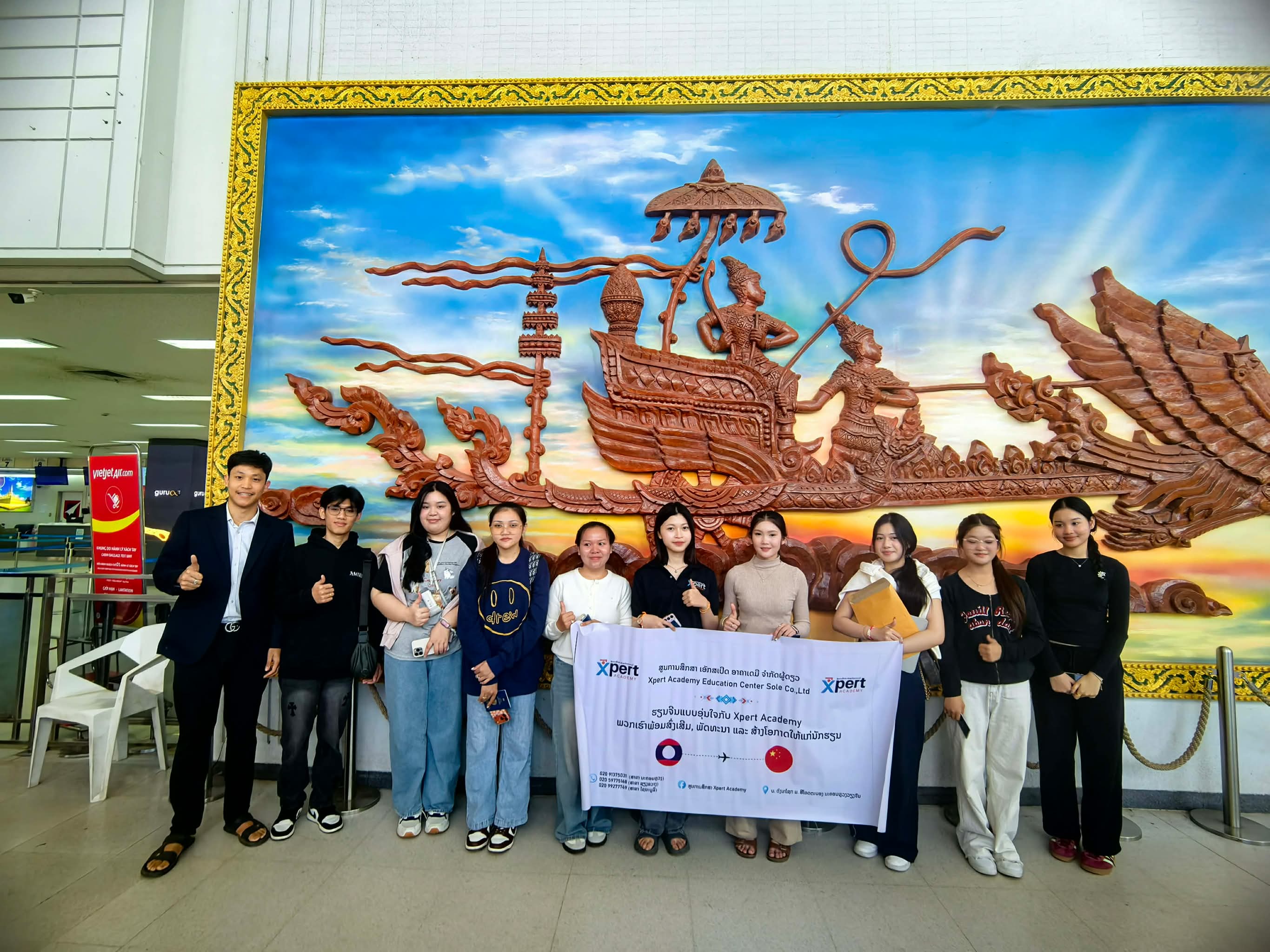 ພາບບັນຍາກາດຜູ້ປົກຄອງນັກຮຽນ ແລະ ຄະນະອາຈານສູນXpert ຮ່ວມສົ່ງນັກຮຽນເດີນທາງໄປສຶກສາຕໍ່ທີ່ປະເທດຈີນ