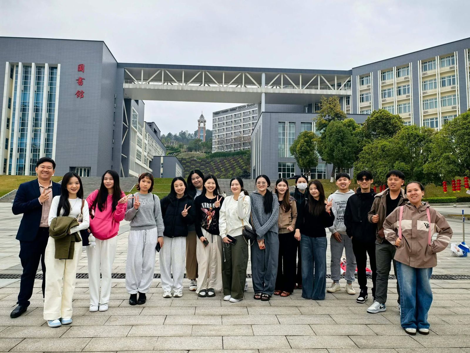 ວັນຈັນທີ2 ອາຈານໄດ້ນຳພານ້ອງໆທັງ 17ຄົນເປີດບັດນັກສຶກສາ ແລະ ຕອນຄຳອາຈານທາງສູນ xpert ໄດ້ຈັດອາຫານຕອນຮັບນັກຮຽນດ້ວຍຄວາມອົບອຸ່ນ ແລະ ເປັນກັນເອງ